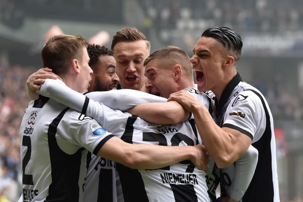 Heracles-Ado Den Haag juichende spelers