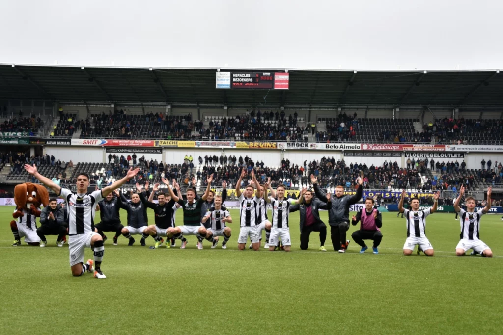 Heracles-FC Groningen spelers die klappen