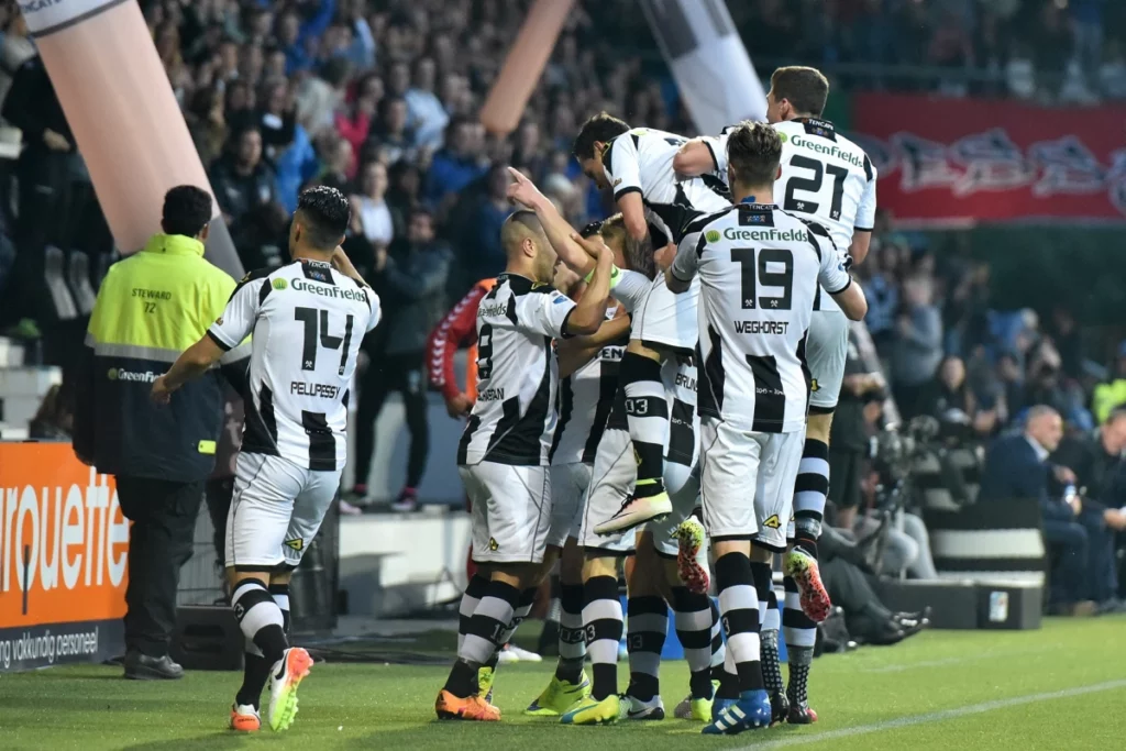 Heracles-FC Utrecht juichende spelers