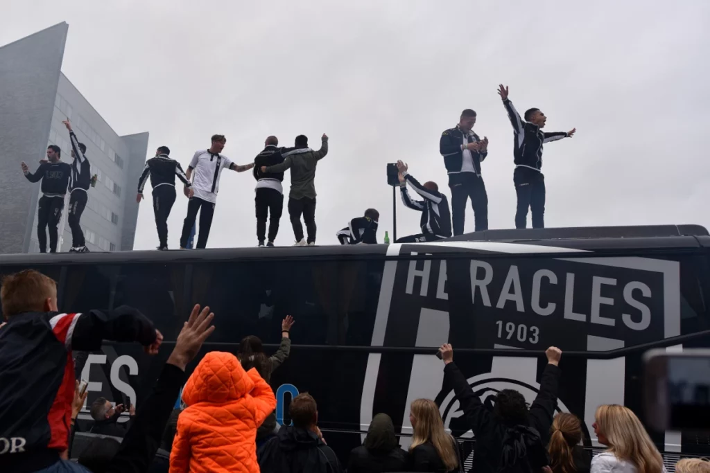 Heracles spelers vieren feest op de bus
