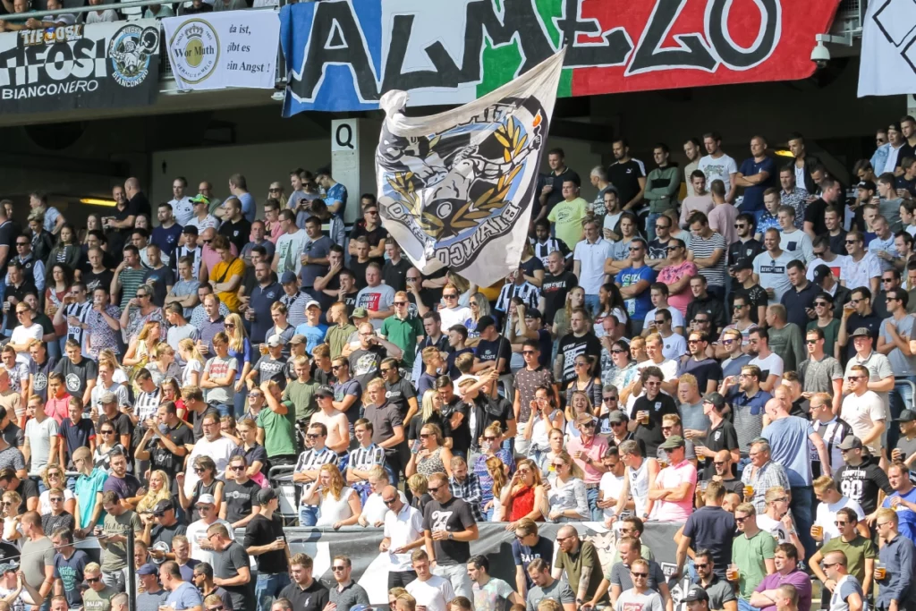 Tribune tijdens Heracles-AZ