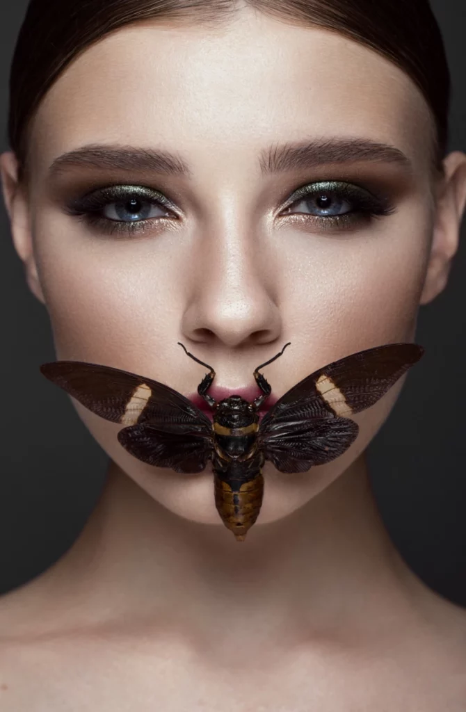 ToF Fotobehang vrouw met insect voor de mond