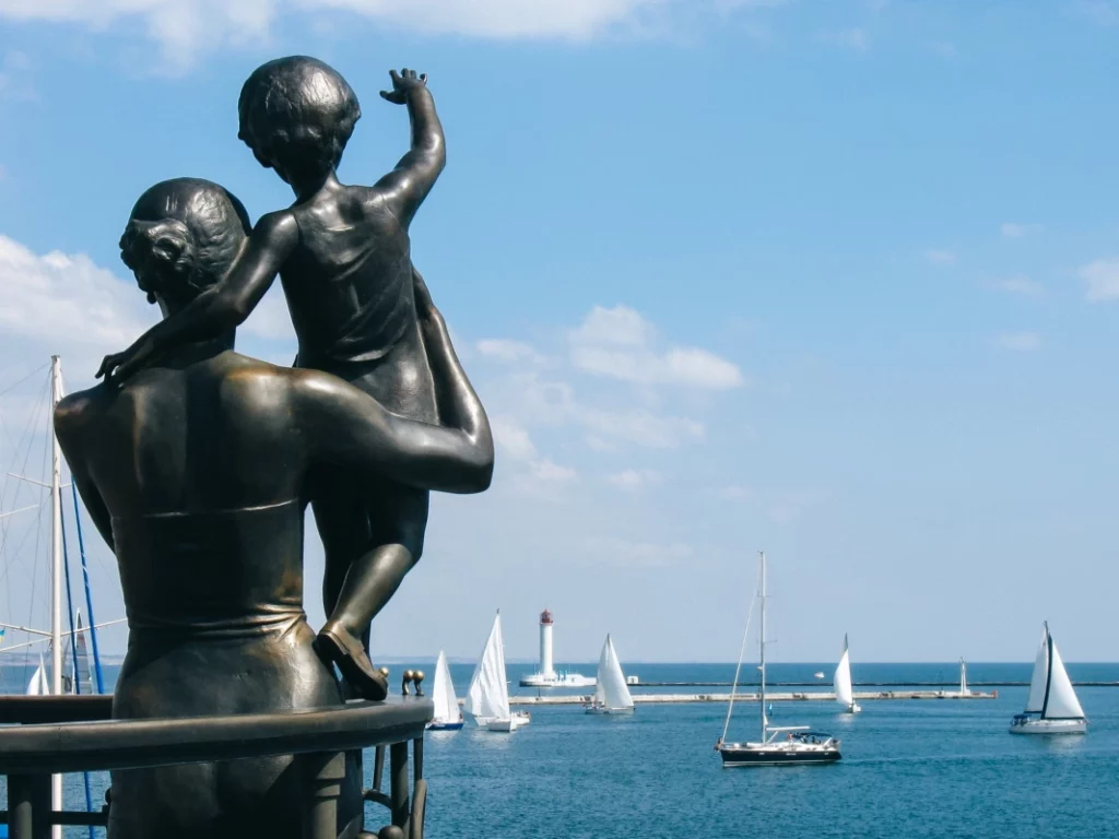 ToF Fotobehang stad monument Sailor’s Wife in Oekraïne