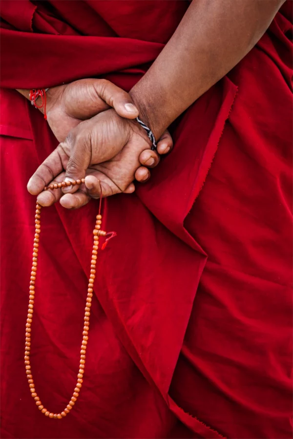 ToF Behang cultuur Tibetaans boeddhistische gebedskralen in monnikshanden