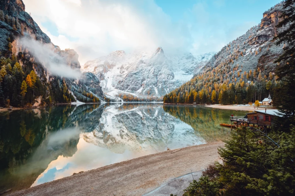 ToF Fotobehang bergen met mooi blauw meer
