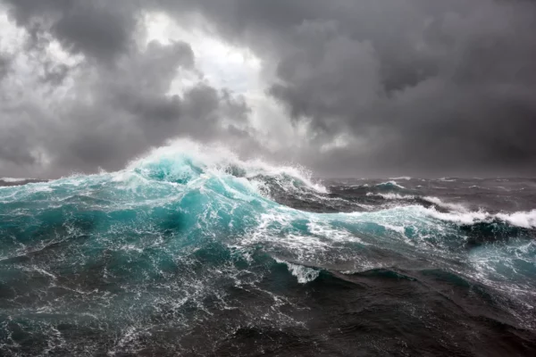 ToF Behang zee wild met donkere stormende lucht