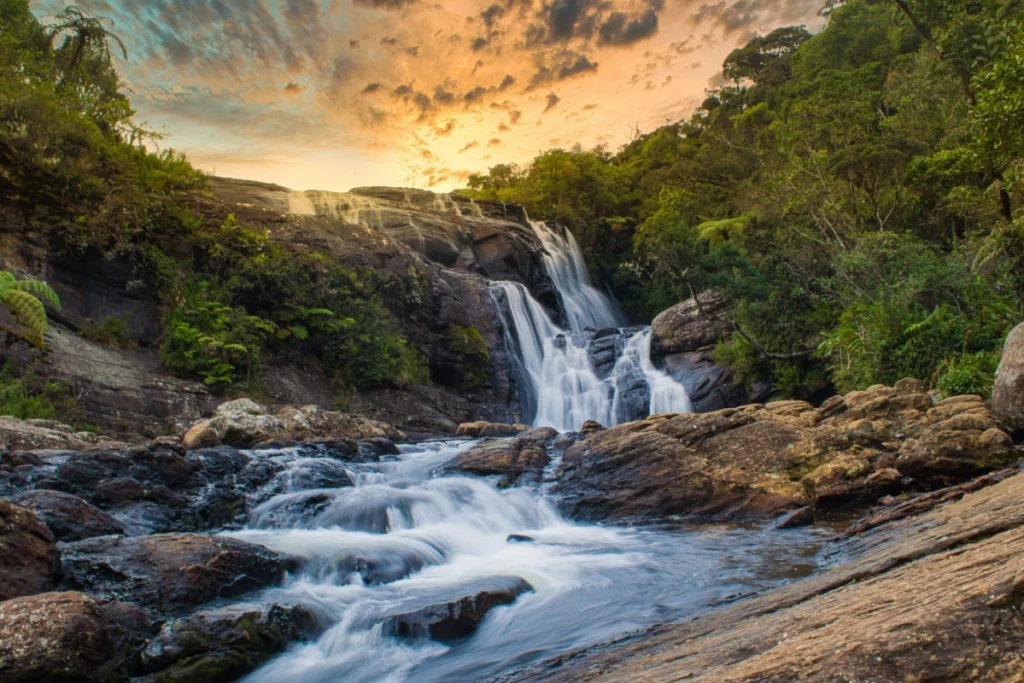 ToF Behang waterval tussen rotsen